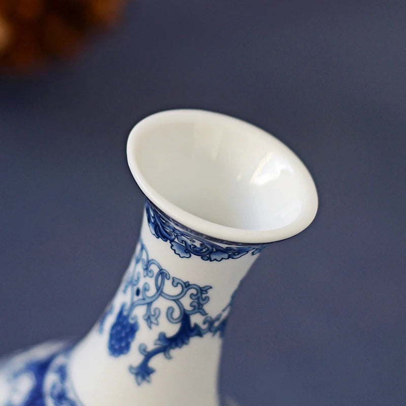 Vase Traditionnel Chinois Bleu et Blanc en Porcelaine